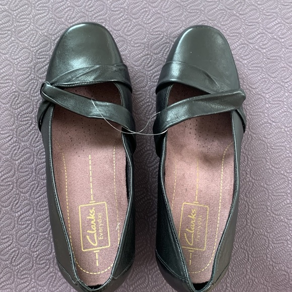 Clarks Women Shoes, Size 7.5W, Black Color - Picture 2 of 9